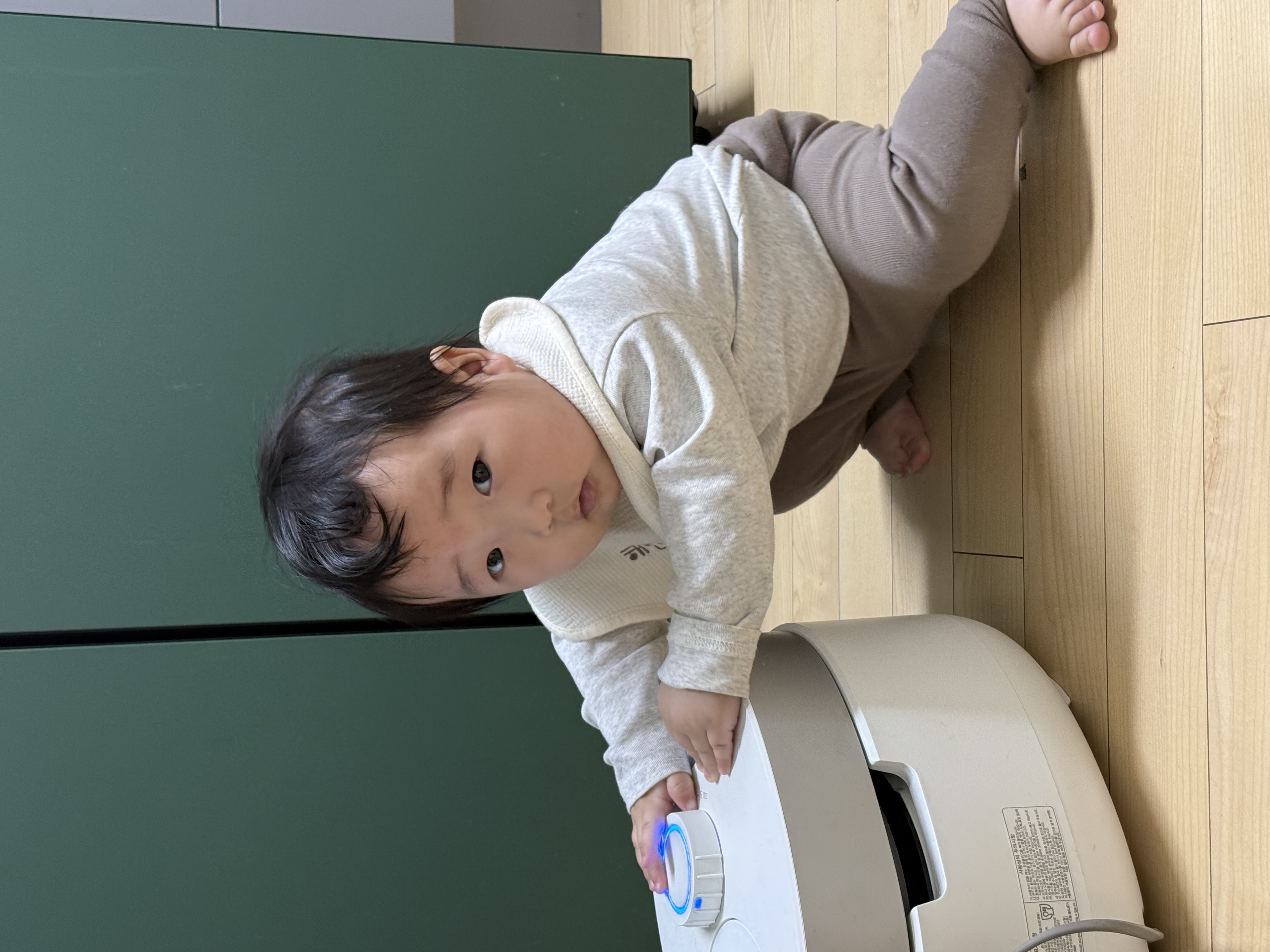 탐색하며 기어다니는 해린이