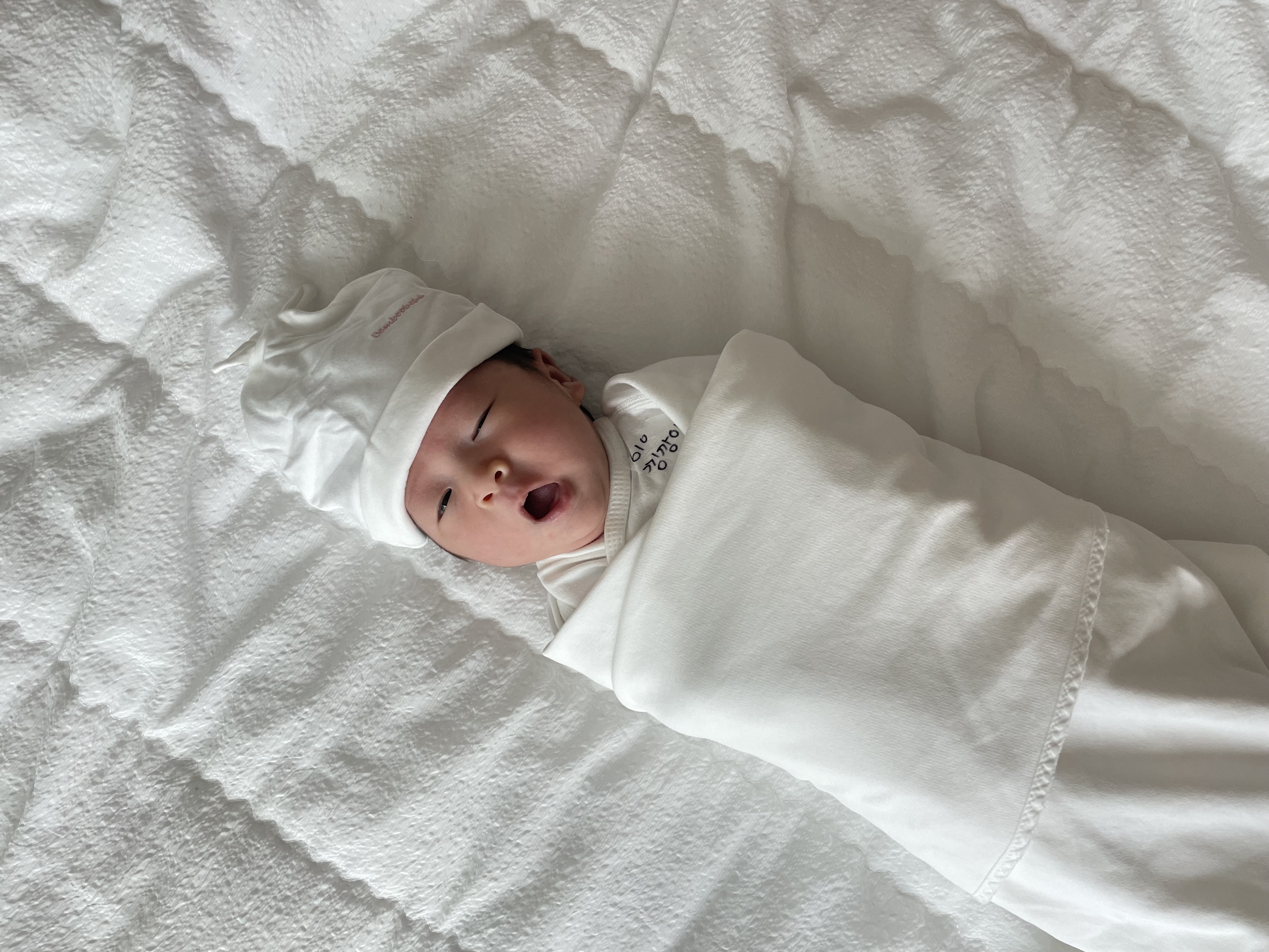 조리원에서 가족과 함께 있는 해린이